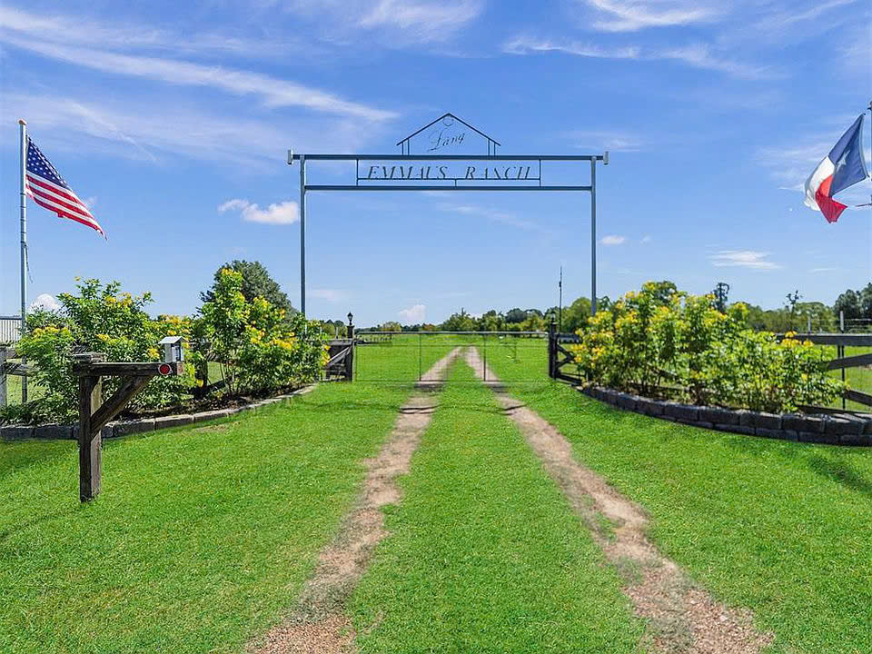 xóa logo thương hiệu, đổi thành logo của emmaus village